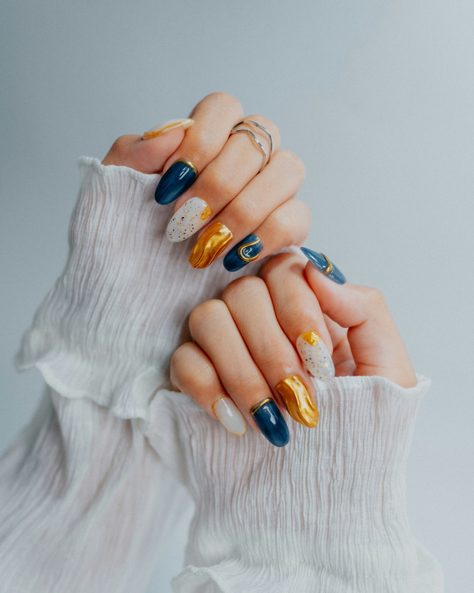 Nailart in Marine und Gold